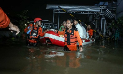 Tim SAR Evakuasi Warga Yang Terjebak Banjir di Tangerang Selatan