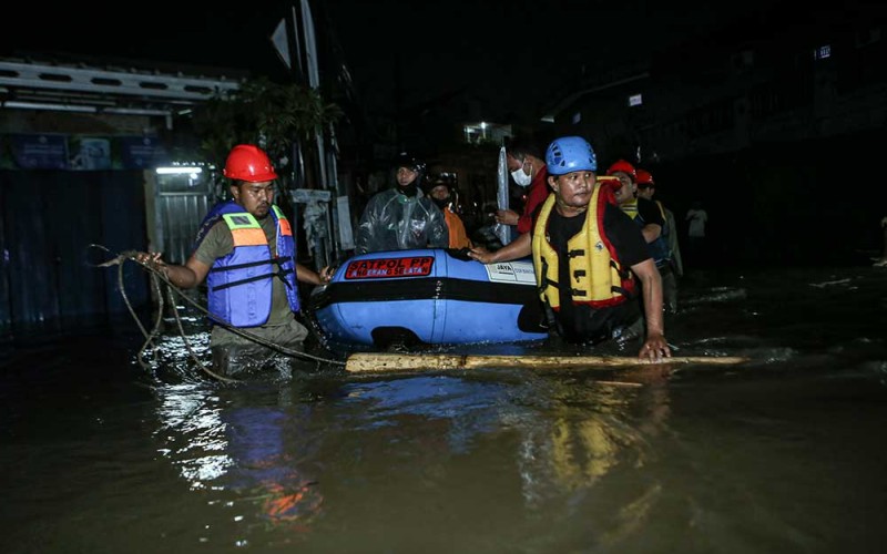 Sejumlah tim SAR mengevakuasi warga menggunakan perahu karet saat terjadi banjir di kawasan Jombang, Ciputat, Tangerang Selatan, Banten, Jumat (23/9/2022). Hujan deras serta sistem drainase yang buruk di kawasan tersebut menyebabkan banjir hingga 120 cm. ANTARA FOTO/Fauzan