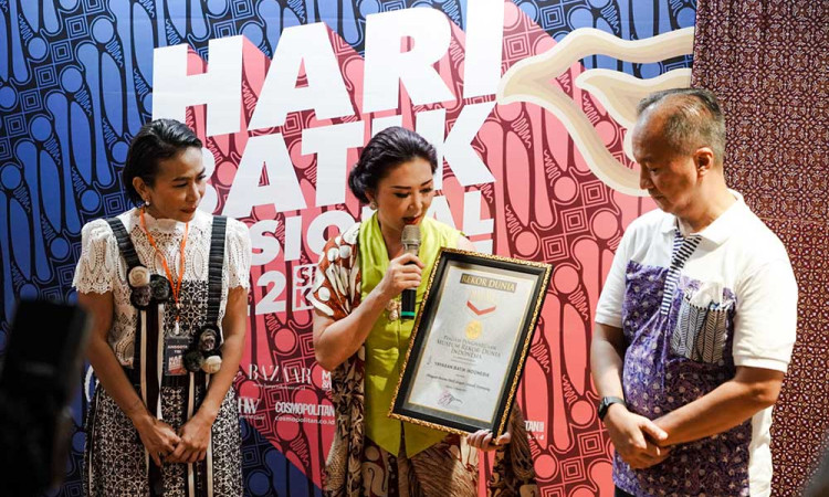  Batik Fashion Show on The Street Terima Rekor MURI