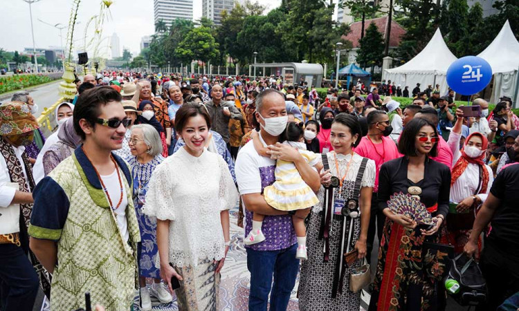  Batik Fashion Show on The Street Terima Rekor MURI