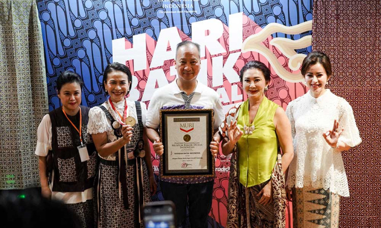  Batik Fashion Show on The Street Terima Rekor MURI