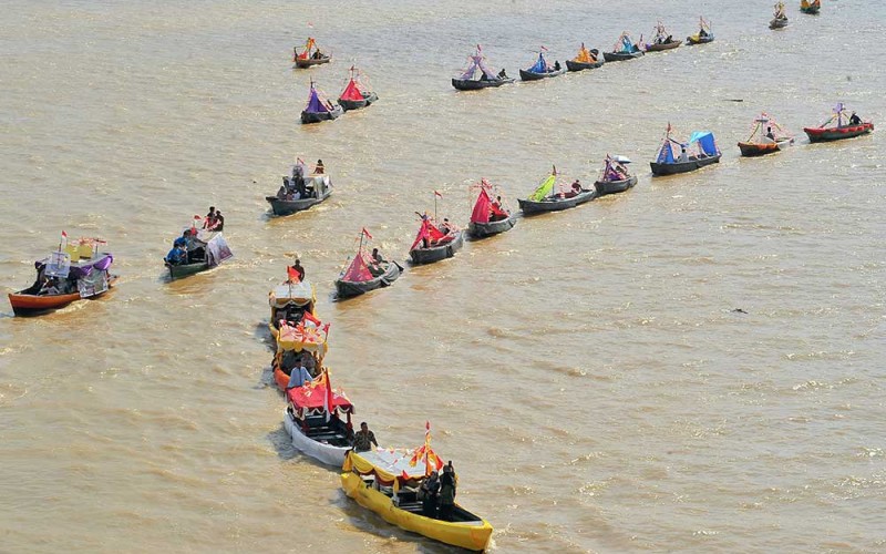 Sejumlah perahu hias menyusuri Sungai Batanghari pada Parade Perahu Hias dalam rangkaian penutupan Festival Batanghari 2022 di Tanggo Rajo, Jambi, Minggu (25/9/2022). Parade tersebut diikuti puluhan perahu. ANTARA FOTO/Wahdi Septiawan