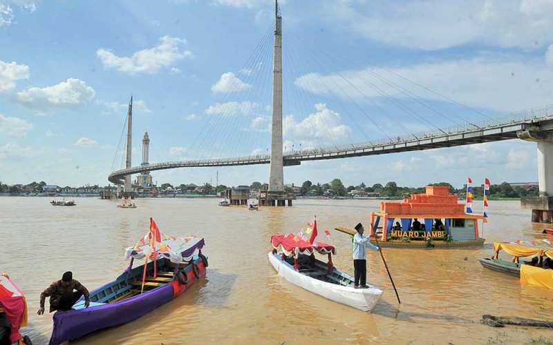 Beberapa perahu hias bersiap menepi usai menyusuri Sungai Batanghari pada Parade Perahu Hias dalam rangkaian penutupan Festival Batanghari 2022 di Tanggo Rajo, Jambi, Minggu (25/9/2022). Parade tersebut diikuti puluhan perahu. ANTARA FOTO/Wahdi Septiawan