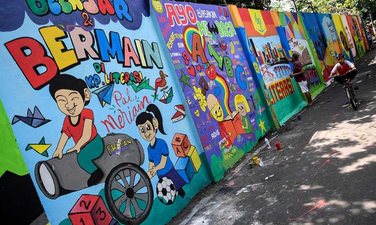 Mural di Kampung Literasi Palmeriam dan Bale Buku Jakarta