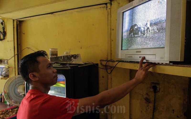 Warga menonton siaran televisi di Jakarta, Senin (26/9/2022). Kementerian Komunikasi dan Informatika (Kemenkominfo) akan mematikan siaran TV analog di Jabodetabek pada 5 Oktober 2022, dan selanjutnya siaran TV akan beralih ke sistem siaran TV digital. Bisnis/Fanny Kusumawardhani