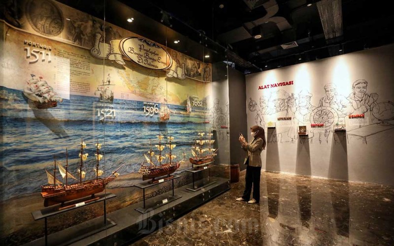 Pengunjung mengamati koleksi Museum Maritim Indonesia di Pelabuhan Tanjung Priok, Jakarta, Senin (26/9/2022). Museum tersebut merupakan salah satu tujuan wisata edukasi yang memberikan wawasan tentang sejarah kemaritiman dan pelabuhan di Indonesia. Bisnis/Eusebio Chrysnamurti