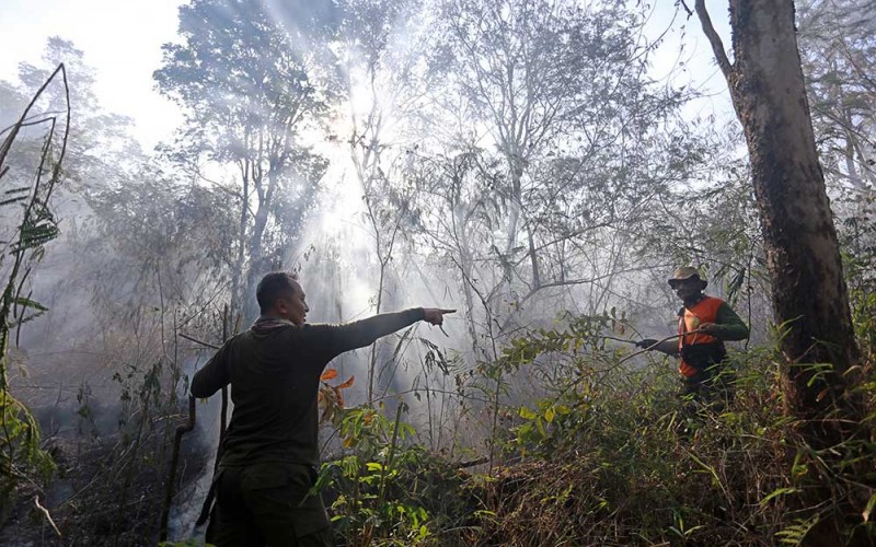 Petugas berusaha memadamkan kebakaran hutan dan lahan (karhutla) di Desa Cibuntu, Kecamatan Pesawahan, Kuningan, Jawa Barat, Senin (26/9/2022). Puluhan personel gabungan dari Balai Taman Nasional Gunung Ciremai (BTNGC), Masyarakat Peduli Api (MPA) dan personel TNI/Polri diterjunkan ke lokasi kebakaran untuk memadamkan api yang telah menghanguskan puluhan hektar kawasan hutan di lereng Gunung Ciremai. ANTARA FOTO/Dedhez Anggara