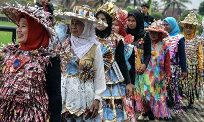 Peragaan Busana Berbahan Dasar Daur Ulang Sampah di Jawa Barat