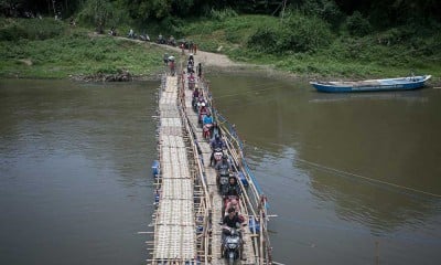 Warga di Solo Nekat Melewati Jembatan Bambu Untuk Menyebrang Sungai Bengawan Solo