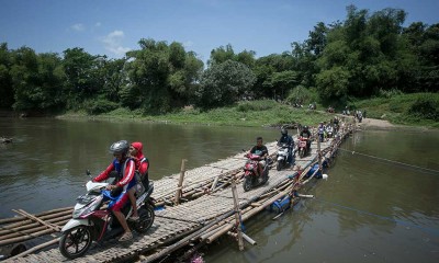 Warga di Solo Nekat Melewati Jembatan Bambu Untuk Menyebrang Sungai Bengawan Solo