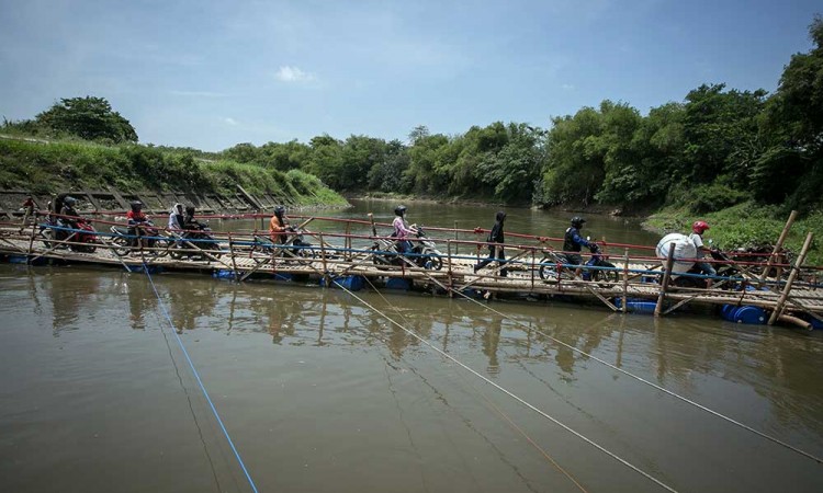 Warga di Solo Nekat Melewati Jembatan Bambu Untuk Menyebrang Sungai Bengawan Solo
