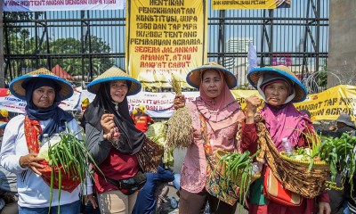 Massa Dari Petani, Nelayan dan Buruh Gelar Aksi di Depan Gedung DPR/MPR