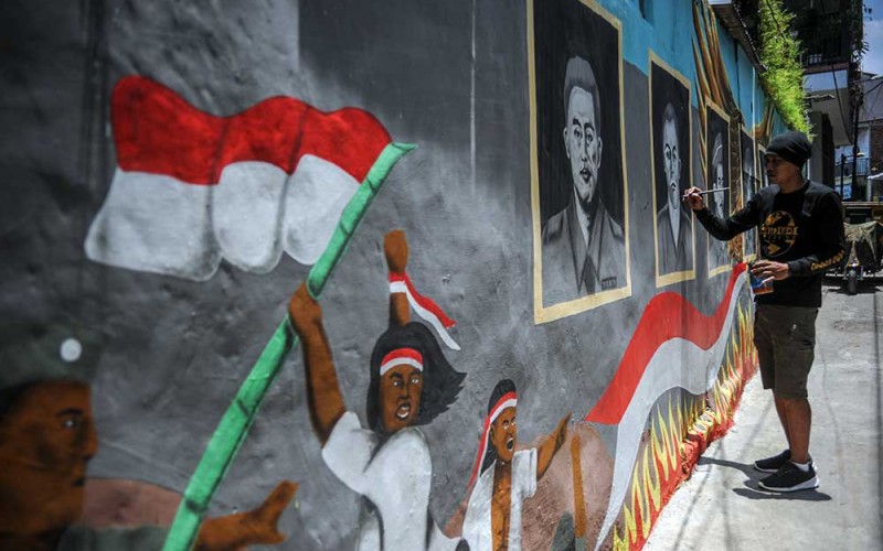 Muralis menggambar wajah Pahlawan Revolusi yang gugur pada peristiwa G30S PKI di Cimindi, Cimahi, Jawa Barat, Selasa (27/9/2022). Mural yang digambar oleh muralis dari komunitas Seniman Kreatif Cimindi tersebut bertujuan untuk mengedukasi masyarakat khususnya anak-anak untuk mengenal Pahlawan Revolusi yang gugur pada peristiwa G30S PKI. ANTARA FOTO/Raisan Al Farisi