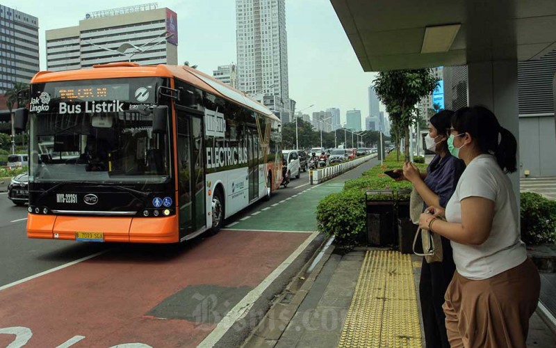 Warga bersiap menaiki Bus Listrik Metrotrans di Jakarta, Selasa (27/9/2022). Pemerintah Provinsi DKI Jakarta melalui PT Transjakarta berencana akan menambah lebih dari 100 bus listrik Transjakarta pada 2023 untuk mendukung peningkatan kualitas udara. Bisnis/Fanny Kusumawardhani