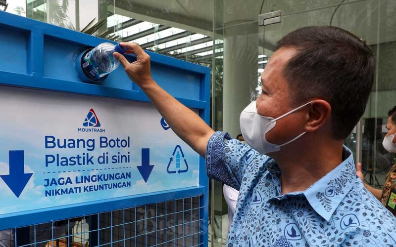 CEO PT Blue Bird Tbk. Sigit Djokosoetono mengaplikasikan dropbox sampah digital di Jakarta, Rabu (28/9/2022). Blue Bird menggandeng mitra KLHK dan Mountrash sebagai penyedia platform pengelolaan sampah, untuk menciptakan lingkungan hidup yang sehat, bersih dan nyaman, melalui program implementasi dropbox sampah digital di beberapa pool Bluebird yang ditujukan bagi para pengemudi dan karyawan. Bisnis/Suselo Jati