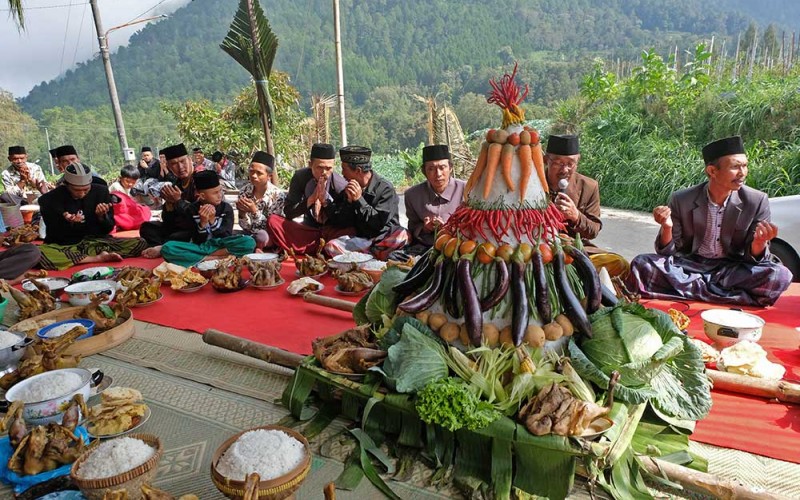 Warga berdoa bersama saat tradisi merti dusun Saparan Mantran di kawasan lereng Gunung Andhong Dusun Mantran Wetan, Girirejo, Ngablak, Magelang, Jateng, Rabu (28/9/2022). Tradisi merti dusun rutin dilaksanakan warga setempat sejak ratusan tahun silam sebagai wujud syukur kepada Tuhan YME serta permohonan doa agar diberi kesuksesan dan kesejahteraan. ANTARA FOTO/Anis Efizudin
