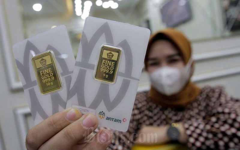 Karyawan menunjukkan emas batangan di Galeri 24 Pegadaian, Jakarta, Rabu (28/9/2022). Harga emas yang dijual di Pegadaian hari ini, Rabu (28/9/2022) terpantau turun, berdasarkan informasi dari laman resmi Pegadaian, harga emas 24 karat Antam ukuran terkecil yakni 0,5 gram dijual seharga Rp530.000, turun Rp1.000. Sejalan, emas UBS dengan ukuran yang sama dijual pada harga Rp487.000, turun Rp1.000 dari perdagangan kemarin. Fanny Kusumawardhani