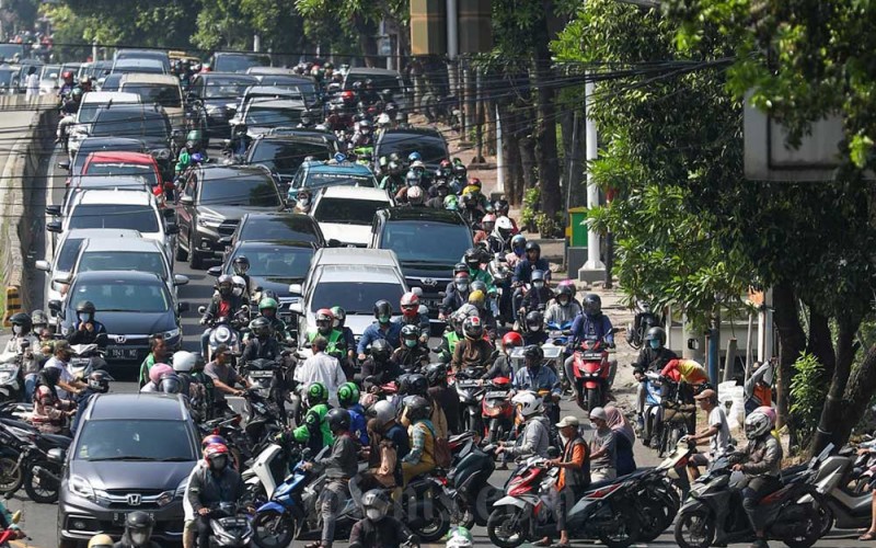 Sejumlah pengguna kendaraan bermotor terjebak kemacetan di salah satu ruas jalan di Jakarta, Rabu (28/9/2022). Pemerintah menyampaikan kebijakan terkait penyesuaian jam kerja untuk mengatasi kemacetan di Ibu Kota belum diputuskan. Usulan Direktorat Lalu Lintas Polda Metro Jaya tersebut masih dalam tahap pembahasan dan tidak bisa diputuskan secara sepihak. Bisnis/Suselo Jati