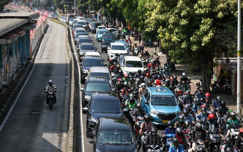 Sejumlah pengguna kendaraan bermotor terjebak kemacetan di salah satu ruas jalan di Jakarta, Rabu (28/9/2022). Pemerintah menyampaikan kebijakan terkait penyesuaian jam kerja untuk mengatasi kemacetan di Ibu Kota belum diputuskan. Usulan Direktorat Lalu Lintas Polda Metro Jaya tersebut masih dalam tahap pembahasan dan tidak bisa diputuskan secara sepihak. Bisnis/Suselo Jati