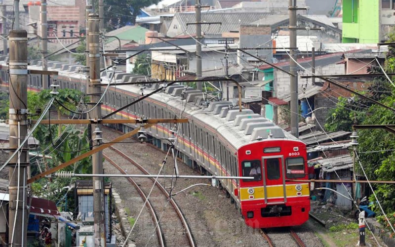 Kereta Commuter Indonesia atau KRL melintas di Jakarta, Rabu (28/9/2022). PT Kereta Commuter Indonesia atau KAI Commuter mencatat rata-rata volume pengguna KRL pada hari kerja sudah mencapai 710.000 orang per hari pada bulan ini, angka tersebut naik sebanyak 15 persen jika dibandingkan dengan rata-rata volume pengguna sepanjang Agustus 2022 kemarin atau sebanyak 613.000 orang per hari. Bisnis/Himawan L Nugraha