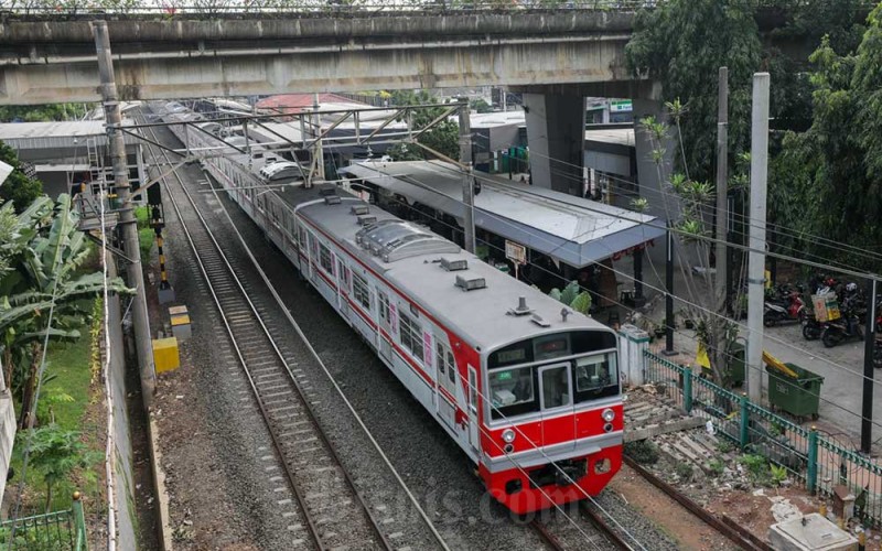Kereta Commuter Indonesia atau KRL melintas di Jakarta, Rabu (28/9/2022). PT Kereta Commuter Indonesia atau KAI Commuter mencatat rata-rata volume pengguna KRL pada hari kerja sudah mencapai 710.000 orang per hari pada bulan ini, angka tersebut naik sebanyak 15 persen jika dibandingkan dengan rata-rata volume pengguna sepanjang Agustus 2022 kemarin atau sebanyak 613.000 orang per hari. Bisnis/Himawan L Nugraha