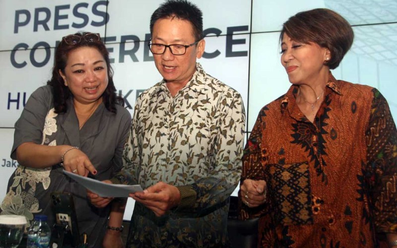 Ketua Umum Perkumpulan Agen Asuransi Indonesia (PAAI) Lucia Wenny (dari kiri) berbincang dengan Founder PAAI Wong Sandy Surya dan Ketua Panitia HUT ke 6 PAAI, Bonita Larope saat jumpa pers di Jakarta, Kamis (29/9/2022). 