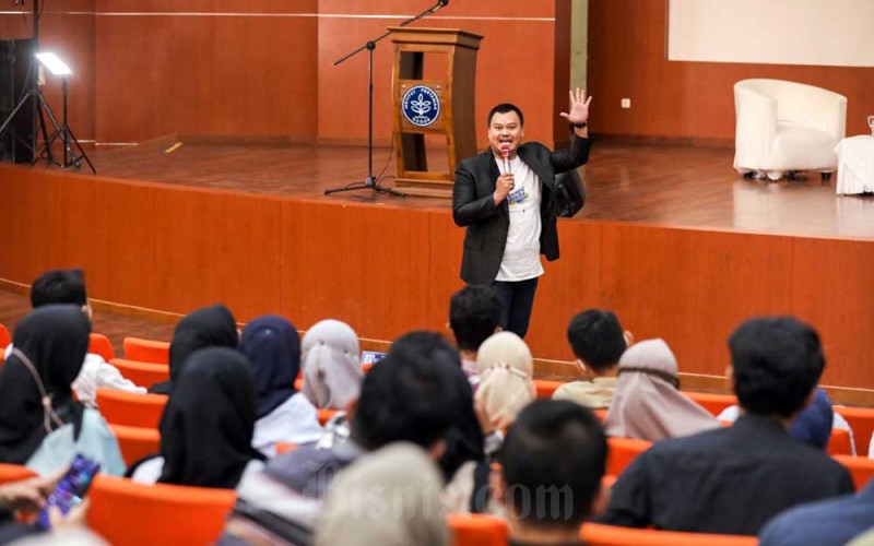 Redaktur Pelaksana Bisnis Indonesia Surya Mahendra Saputra memberikan pemaparan dalam acara Bisnis Indonesia Goes to Campus (BGTC) 2022 di kampus IPB, Bogor, Jawa Barat, Kamis (29/9/2022). Bisnis/Himawan L Nugraha