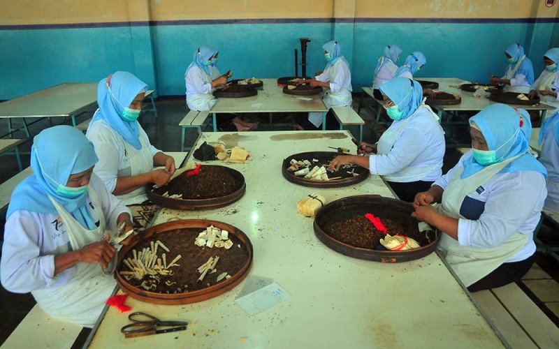 Pekerja memproduksi rokok klobot di salah satu pabrik rokok, Kudus, Jawa Tengah, Rabu (28/9/2022). Pemerintah menargetkan penerimaan Cukai Hasil Tembakau (CHT) pada 2023 sekitar Rp232,6 triliun atau naik 10,8 persen dari 2022 sebesar Rp209,9 triliun. ANTARA FOTO/Yusuf Nugroho