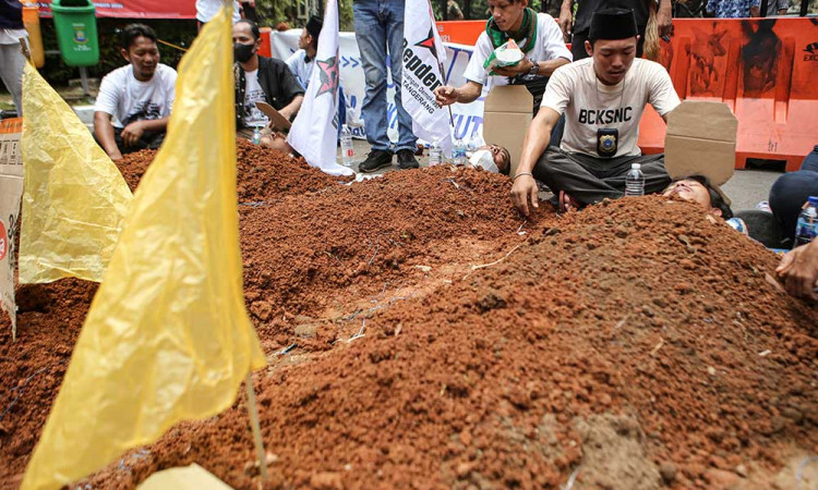 Aksi Kubur Diri Warnai Unjuk Rasa di Tangerang