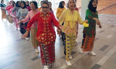 Pegiat Perempuan Berkebaya Indonesia Lakukan Flash Mop Saat Kebaya Goes to Campus