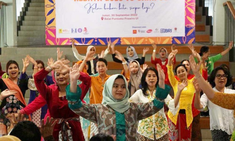 Pegiat Perempuan Berkebaya Indonesia Lakukan Flash Mop Saat Kebaya Goes to Campus