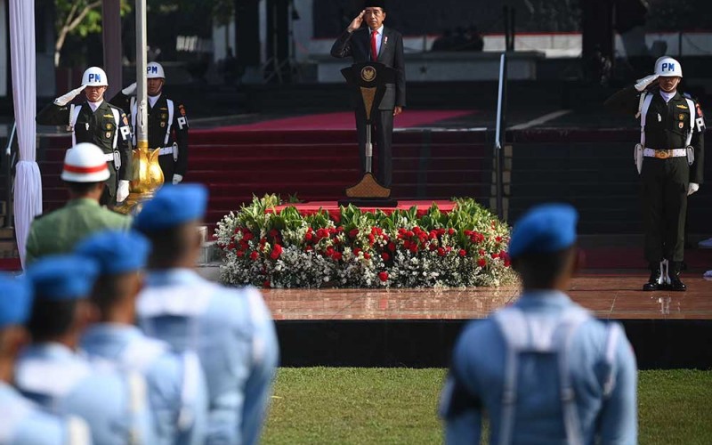 Presiden Joko Widodo (kedua kanan) selaku Inspektur Upacara memberikan hormat saat memimpin upacara Peringatan Hari Kesaktian Pancasila Tahun 2022 di Monumen Pancasila Sakti, Lubang Buaya, Jakarta Timur, Sabtu (1/10/2022). ANTARA FOTO/Sigid Kurniawan