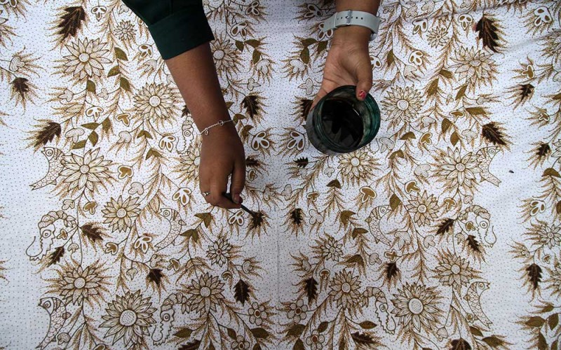 Perajin membuat batik tulis "Kenongo" di salah satu industri rumahan di Sarirogo, Sidoarjo, Jawa Timur, Sabtu (1/10/2022). Pemerintah memberi perhatian lebih pada pengembangan ekonomi kreatif, khususnya yang berhubungan dalam memajukan ekonomi kerakyatan termasuk pelestarian budaya batik. ANTARA FOTO/Umarul Faruq