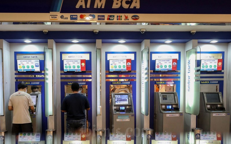 Nasabah melakukan transaksi melalui mesin ATM di Jakarta, Minggu (2/10/2022). PT Bank Central Asia Tbk. (BBCA) menargetkan jumlah nasabahnya hingga 30 juta pada 2023. Adapun, jumlah nasabah BCA telah menyentuh angka 24 juta per Juni 2022. Bisnis/Eusebio Chrysnamurti