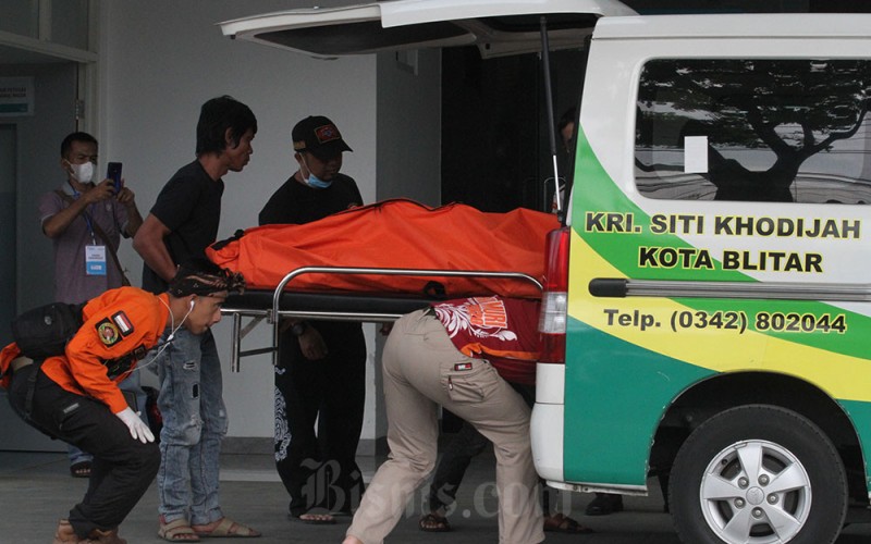 Relawan dan petugas medis memasukkan jenazah korban kerusuhan ke mobil ambulan di ruang informasi Rumah Sakit Wava Husada , Malang, Jawa Timur, Minggu (2/10/2022). Dinas Kesehatan setempat mencatat puluhan korban kerusuhan tersebut belum teridentifikasi. ANTARA FOTO/Ari Bowo Sucipto