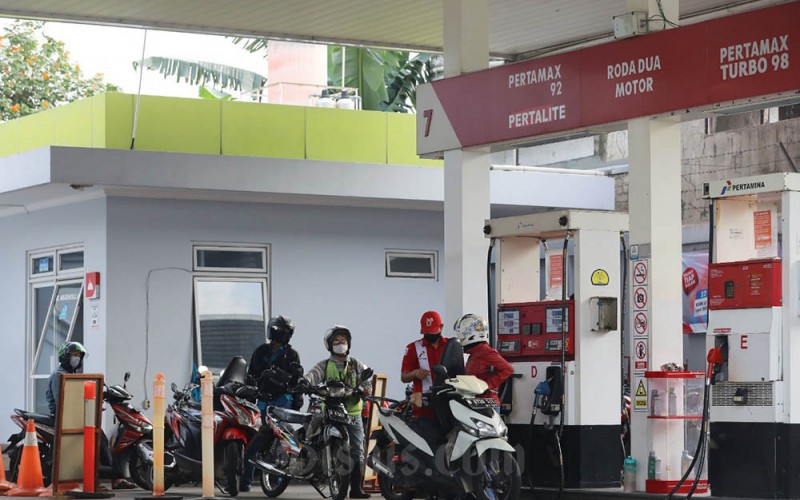 Petugas melakukan pengisian BBM disalah satu SPBU di Jakarta, Minggu (2/10/2022). Badan Anggaran DPR RI telah menyetujui penambahan anggaran subsidi dan kompensasi energi menjadi Rp338 triliun di 2023. Bisnis/Eusebio Chrysnamurti