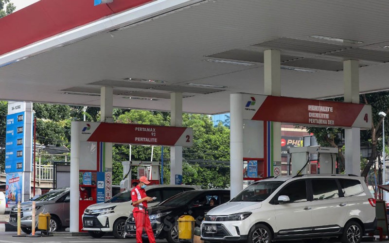 Petugas melakukan pengisian BBM disalah satu SPBU di Jakarta, Minggu (2/10/2022). Badan Anggaran DPR RI telah menyetujui penambahan anggaran subsidi dan kompensasi energi menjadi Rp338 triliun di 2023. Bisnis/Eusebio Chrysnamurti