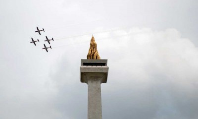 Pesawat Aerobatik Jupiter Bermanuver di Langit Jakarta