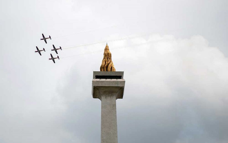 Sejumlah pesawat aerobatik Jupiter menunjukkan kebolehannya di langit kawasan Monumen Nasional (Monas) saat gladi kotor di Jakarta, Minggu (2/10/2022). Latihan tersebut sebagai persiapan menjelang HUT ke-77 TNI yang akan berlangsung di Istana Merdeka pada 5 Oktober mendatang. ANTARA FOTO/M Risyal Hidayat