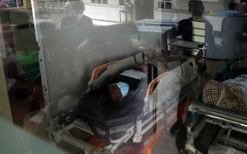 Korban tragedi Kanjuruhan mendapatkan perawatan di RSUD Kanjuruhan, Malang, Jawa Timur, Senin (3/10/2022). Hingga hari ketiga pascatragedi Kanjuruhan, terdapat 10 korban yang masih dirawat di rumah sakit tersebut. ANTARA FOTO/Prasetia Fauzani