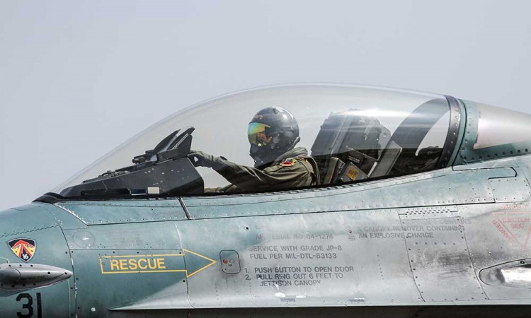 Jelang HUT Ke-77 TNI AU, Sejumlah Pesawat Mulai Latihan Atraksi di Langit Jakarta