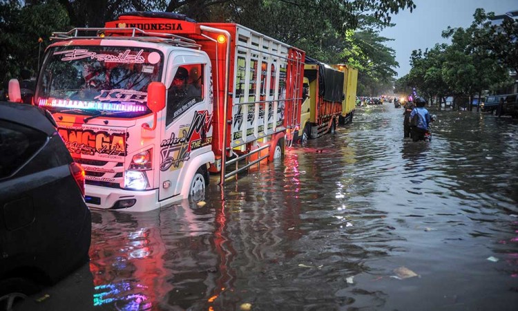 Jalanan di Kota Bandung Terendam Banjir Setinggi 70 Sentimeter