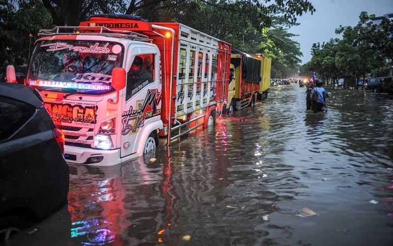 Kendaraan terdampak banjir di Jalan Soekarno-Hatta, Gedebage, Bandung, Jawa Barat, Senin (3/10/2022). Hujan lebat yang terjadi pada Senin (3/10/2022) sore hari membuat kawasan tersebut terendam air setinggi 30 hingga 70 sentimeter akibat sistem drainase yang buruk serta menyebabkan beberapa kendaraan roda dua dan empat mogok. ANTARA FOTO/Raisan Al Farisi