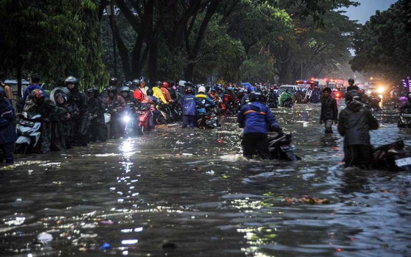 Pengendara menerjang air yang menggenangi Jalan Soekarno-Hatta, Gedebage, Bandung, Jawa Barat, Senin (3/10/2022). Hujan lebat yang terjadi pada Senin (3/10/2022) sore hari membuat kawasan tersebut terendam air setinggi 30 hingga 70 sentimeter akibat sistem drainase yang buruk serta menyebabkan beberapa kendaraan roda dua dan empat mogok. ANTARA FOTO/Raisan Al Farisi
