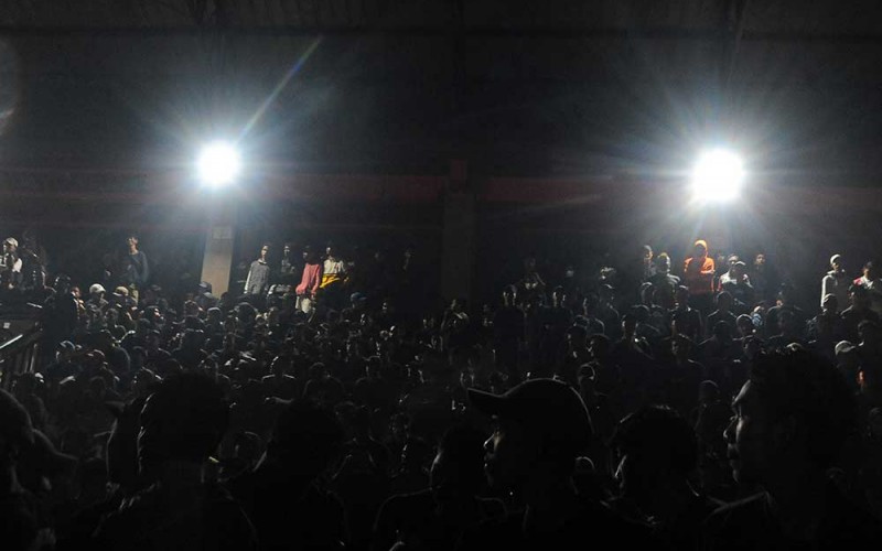 Sejumlah kelompok suporter Sriwijaya FC melakukan aksi Solidaritas Untuk Suporter Arema di Lapangan Komplek Pakri Palembang,Sumsel, Senin (3/10/2022). Ratusan anggota suporter di Palembang berkumpul melakukan doa sebagai aksi solidaritas  terhadap para korban yang tewas tragedi Kanjuruhan di Malang, Jawa Timur. ANTARA FOTO/Feny Selly