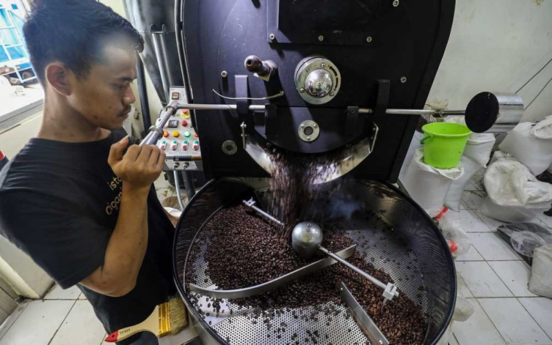 Karyawan mengerjakan proses roasting biji kopi di salah satu sentra pengolahan kopi di Jakarta, Senin (3/10/2022). Holding BUMN Pangan, ID Food menargetkan ekspor kopi sebanyak 2.881 ton hingga akhir 2022, dan akan terus ditingkatkan dengan pengembangan ke berbagai negara tujuan ekspor lainnya. Bisnis/Arief Hermawan P
