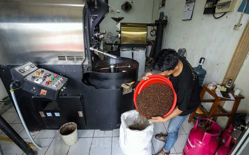 Karyawan mengerjakan proses roasting biji kopi di salah satu sentra pengolahan kopi di Jakarta, Senin (3/10/2022). Holding BUMN Pangan, ID Food menargetkan ekspor kopi sebanyak 2.881 ton hingga akhir 2022, dan akan terus ditingkatkan dengan pengembangan ke berbagai negara tujuan ekspor lainnya. Bisnis/Arief Hermawan P