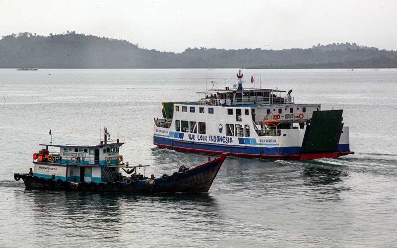 Kapal Roro yang melayani penyeberangan ke Tanjung Uban melintas di Perairan Batam, Kepulauan Riau, Senin (3/10/2022). Angkutan Sungai Danau dan Penyeberangan (ASDP) Kepri melakukan penyesuaian tarif kapal Roro penyeberangan antarpulau dan antarprovinsi sebesar 20 persen dari tarif sebelumnya akibat kenaikan harga bahan bakar (BBM) jenis solar. ANTARA FOTO/Teguh Prihatna/hp.