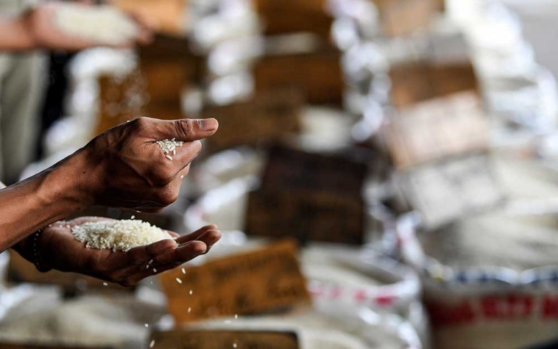 Calon pembeli mengecek kualitas beras di Pasar Induk Beras Cipinang, Jakarta, Senin (3/10/2022). Sistem Pemantauan Pasar dan Kebutuhan Pokok Kementerian Perdagangan (Kemendag) mencatat, harga beras dalam sebulan terakhir naik sekitar satu persen per 30 September 2022 lalu pada beras premium menjadi Rp12.700 per kilogram dan beras medium di harga Rp10.700 per kilogramnya dibandingkan harga pada per 1 September 2022 yang tercatat Rp12.600 per kilogram untuk beras premium dan Rp10.500 per kilogram beras medium. ANTARA FOTO/M Risyal Hidayat