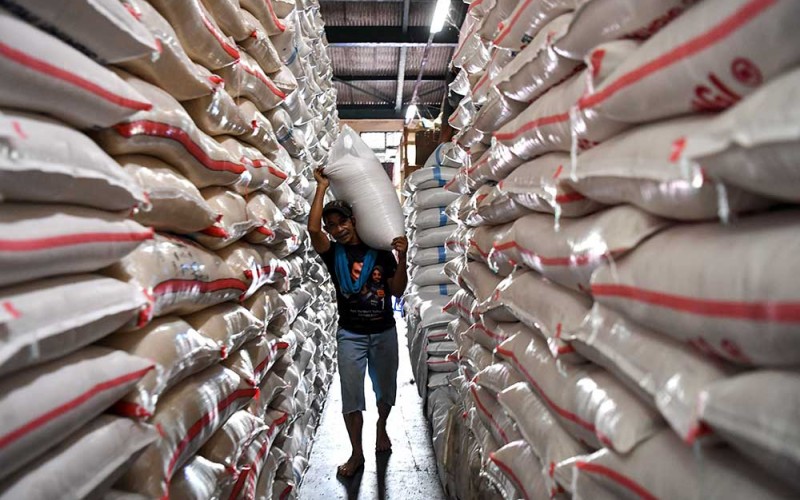 Pekerja mengangkut beras di Pasar Induk Beras Cipinang, Jakarta, Senin (3/10/2022). Sistem Pemantauan Pasar dan Kebutuhan Pokok Kementerian Perdagangan (Kemendag) mencatat, harga beras dalam sebulan terakhir naik sekitar satu persen per 30 September 2022 lalu pada beras premium menjadi Rp12.700 per kilogram dan beras medium di harga Rp10.700 per kilogramnya dibandingkan harga pada per 1 September 2022 yang tercatat Rp12.600 per kilogram untuk beras premium dan Rp10.500 per kilogram beras medium. ANTARA FOTO/M Risyal Hidayat
